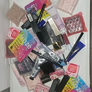 7/$10 PIECE MYSTERY IPSY MAKEUP BUNDLE WITH FREE IPSY MAKEUP BAG!!